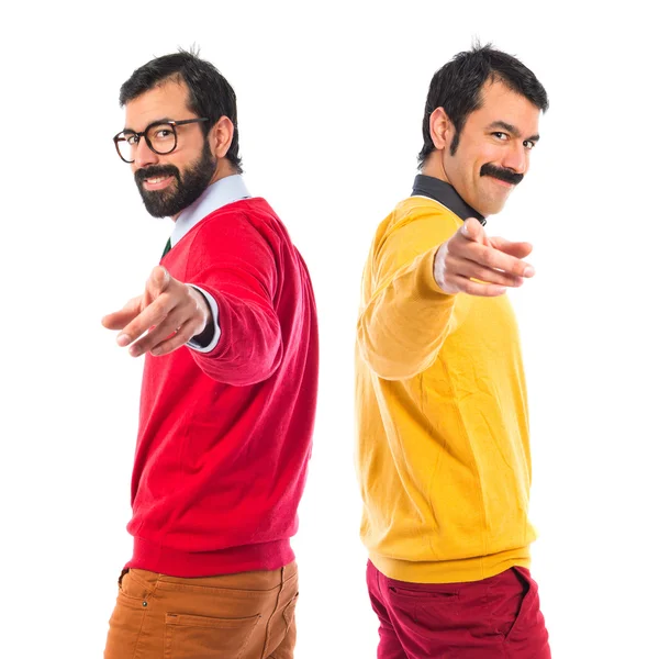 Irmãos gêmeos apontando para a frente — Fotografia de Stock