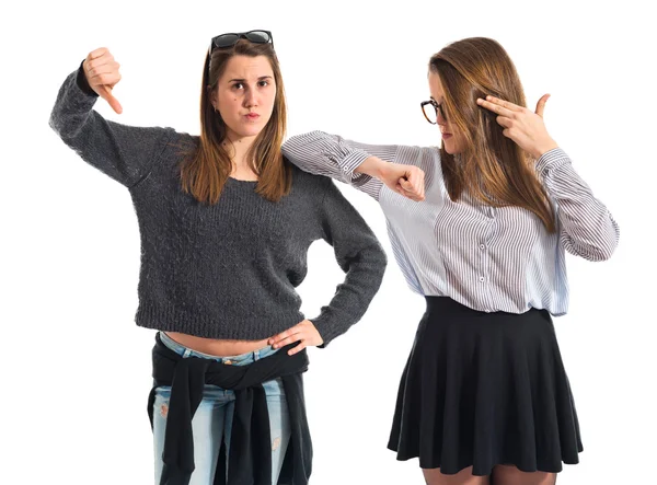 Sœurs jumelles faisant un geste suicidaire et mauvais signe — Photo