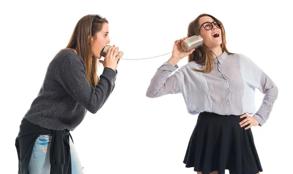 Irmãs gêmeas falando através de telefone estanho — Fotografia de Stock