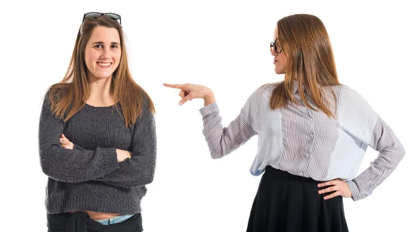 Menina bonita apresentando sua irmã gêmea — Fotografia de Stock