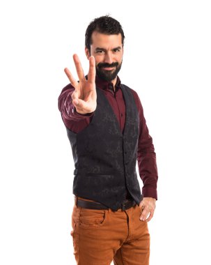 Üç sayım yelek giyen adam 