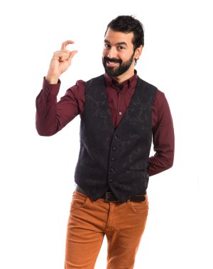 Küçük işareti yapıyor yelek giyen adam 