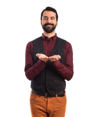 Bir şey tutan yelek giyen adam