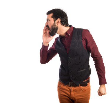 Yelek bağırarak giyen adam