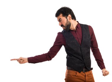 Yelek bağırarak giyen adam