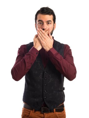 Sürpriz jest yapıyor yelek giyen adam 