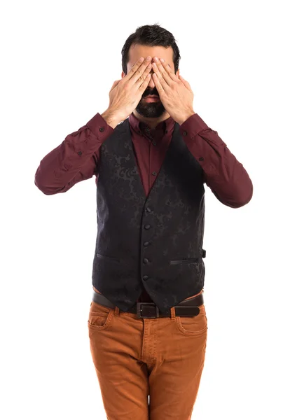 Mann mit Weste verdeckt seine Augen — Stockfoto