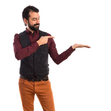 Bir şey sunmak yelek giyen adam 