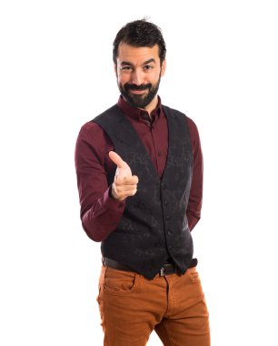 Öne doğru işaret yelek giyen adam 