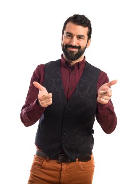 Öne doğru işaret yelek giyen adam 