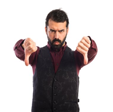 Kötü bir sinyal işi yelek giyen adam