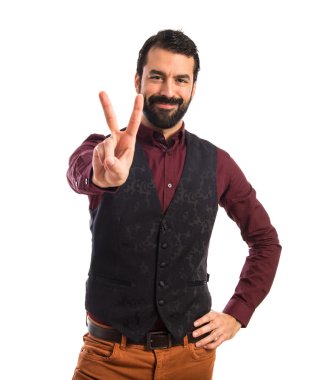 Zafer jest yapıyor yelek giyen adam 