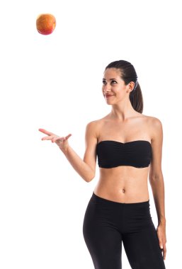 Apple ile oynayan kadın