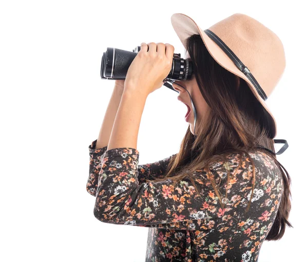 Překvapen žena s dalekohledem — Stock fotografie