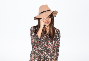 Şapka Studio ile sevimli kadın