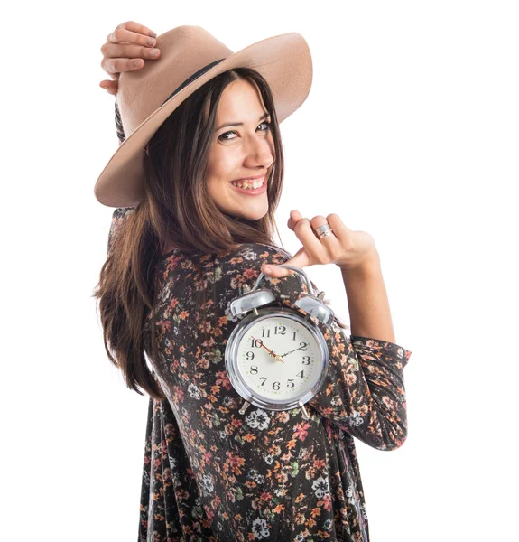 幸福的女人抱着古董钟 — 图库照片