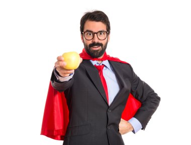 Hipster işadamı bir elma tutan süper kahraman gibi giyinmiş