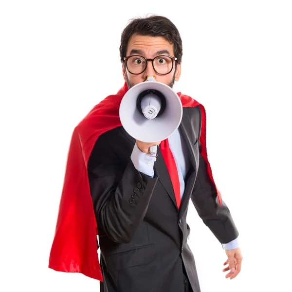 Empresário vestido de super-herói gritando por megafone — Fotografia de Stock