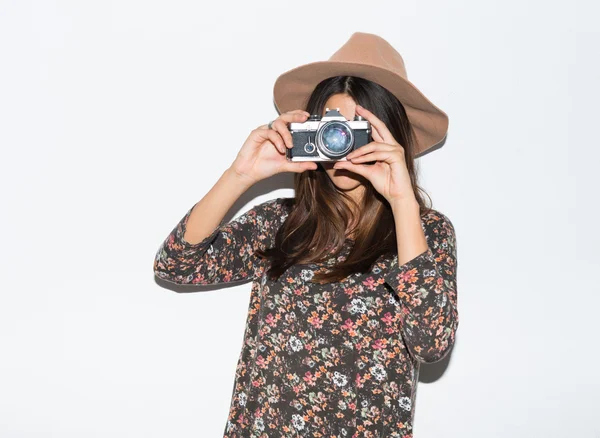 Mujer fotografiando en estudio —  Fotos de Stock