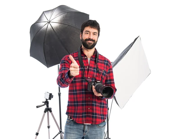 Fotógrafo em seu estúdio com o polegar para cima — Fotografia de Stock