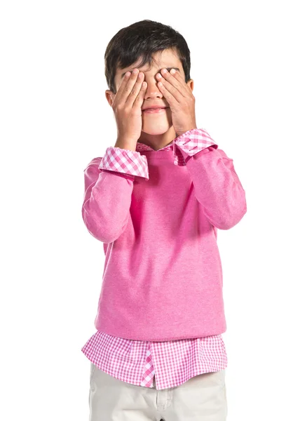 Kid som täcker hans ögon — Stockfoto