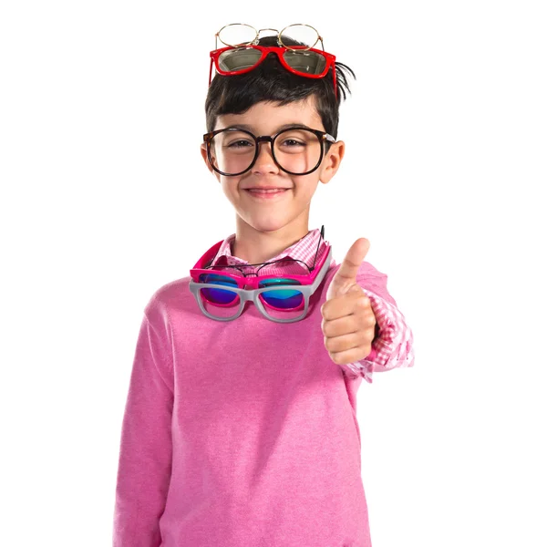 Glücklicher Junge mit vielen Brillen — Stockfoto