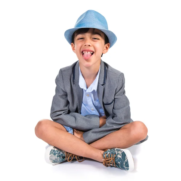 Chico sacando su lengua — Foto de Stock