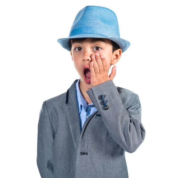 Criança usando um chapéu fazendo um gesto surpresa — Fotografia de Stock