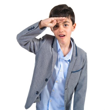 Çocuk bir şey gösterilen 