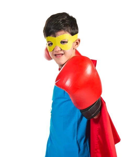 Criança vestida de super-herói com luvas de boxe — Fotografia de Stock