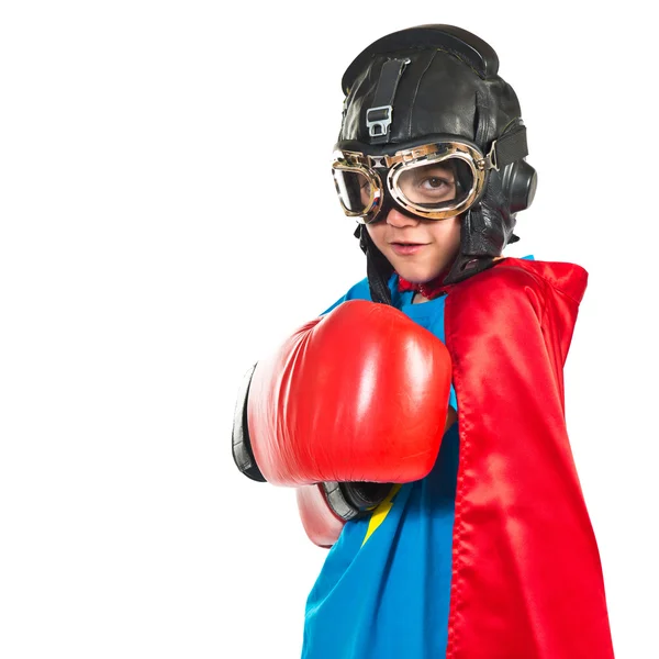 Niño seguro vestido como superhéroe con guantes de boxeo —  Fotos de Stock