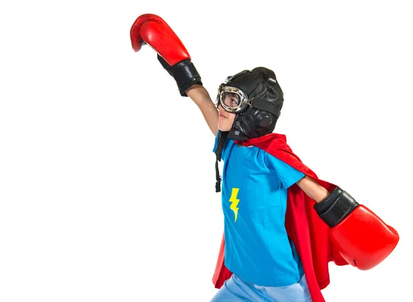 Criança vestida de super-herói com luvas de boxe — Fotografia de Stock