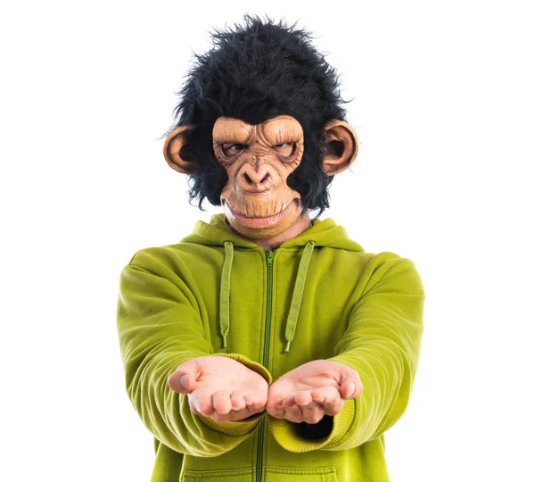 Monkey man håller något — Stockfoto