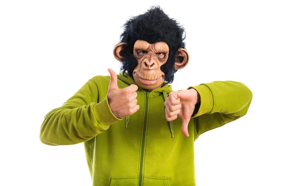 Homem macaco fazendo bom-mau sinal — Fotografia de Stock