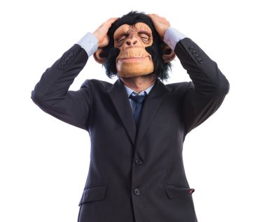 sinirli maymun adam beyaz arka plan üzerinde