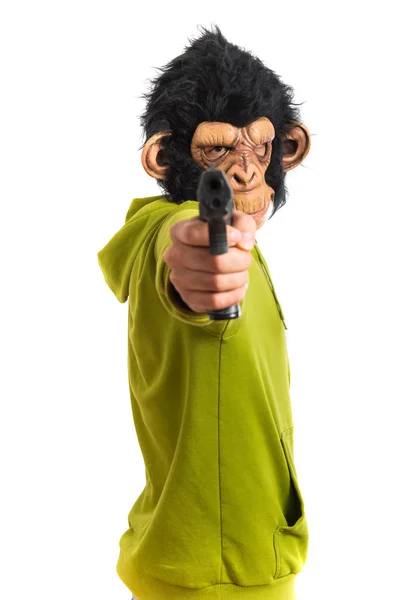 Человек-обезьяна стреляет из пистолета — стоковое фото