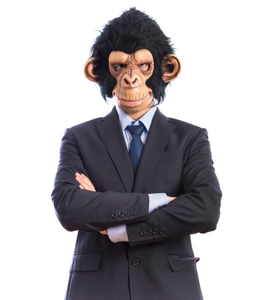 Человек-обезьяна со скрещенными руками
