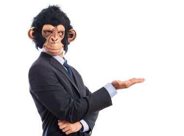 Maymun adam bir şey sunmak