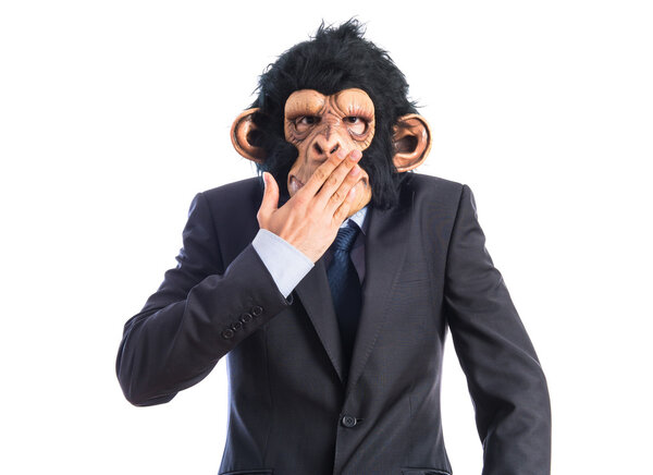 Человек-обезьяна прикрывает рот
