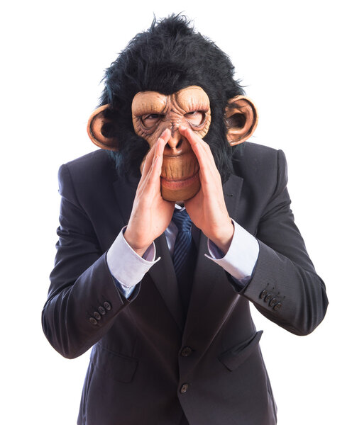 Человек-обезьяна кричит на белом фоне
