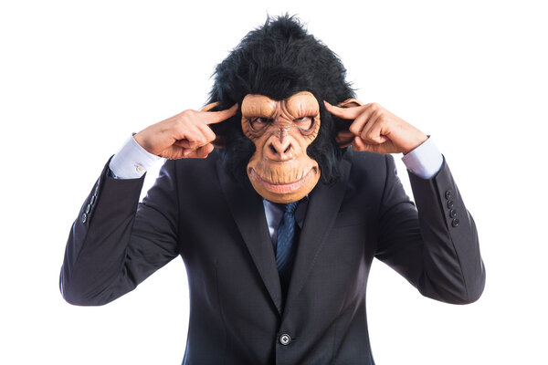 Человек-обезьяна думает на белом фоне
