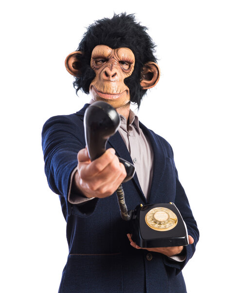 Человек-обезьяна разговаривает с винтажным телефоном
