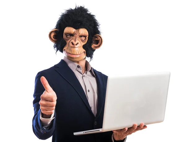 Homem macaco feliz segurando um laptop — Fotografia de Stock