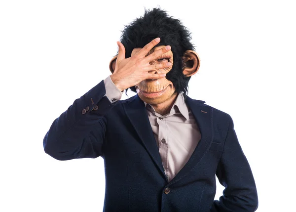 Monkey man som täcker hans ansikte — Stockfoto