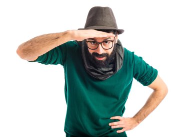 adam bir şeyler gösteriyor