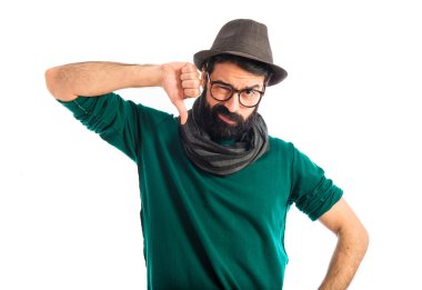 Kötü sinyal yapan erkek