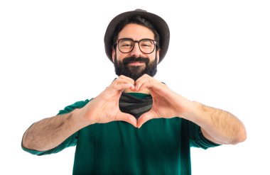 Sanatçı elleri ile bir kalp yapma