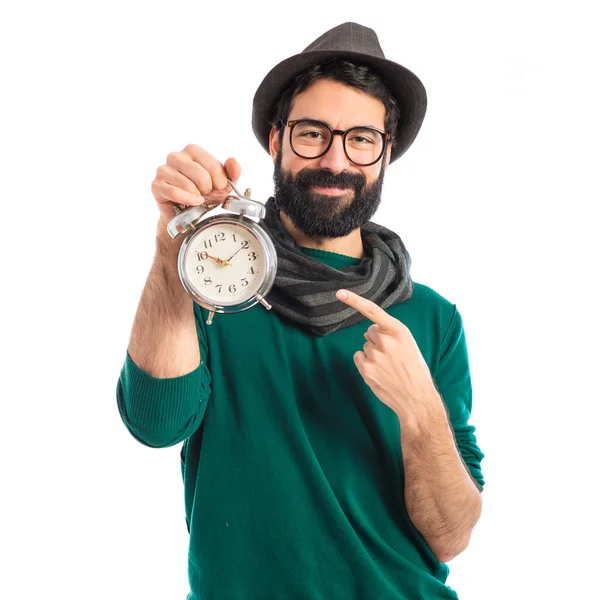 Человек держит винтажные часы — стоковое фото