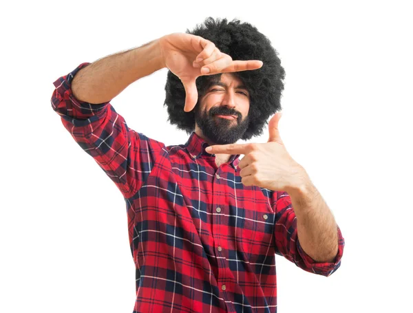 Afro man fokusera med fingrarna — Stockfoto