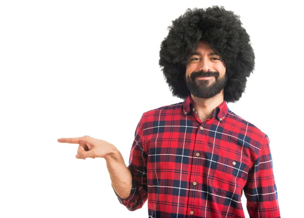 Afro man pekar på lateralen — Stockfoto